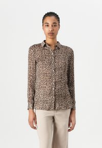Langermet skjorte med leopardmønster, krage og frontlukking med knapper, laget av lett materiale. Har en avslappet passform.