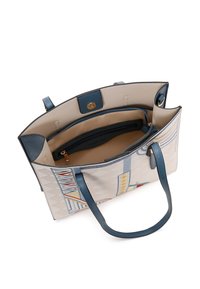 Borsa a tracolla color sabbia e blu con motivi geometrici, manici in pelle e tasca interna con zip. Design aperto con rivestimento beige e hardware dorato.