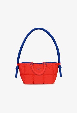 Czerwona pikowana torebka z wyściełanym niebieskim uchwytem i paskiem, z małym haftem zamkniętego oka na środku z przodu.