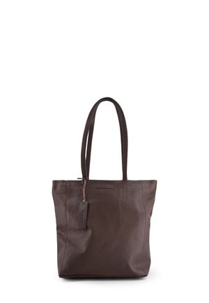 Bruine leren totebag met een gestructureerd oppervlak, twee lange handvatten en een rechthoekige vorm, voorzien van een klein merklabel.