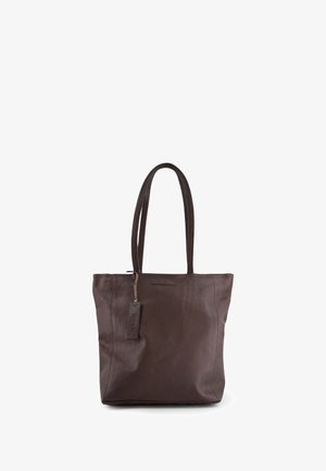 Bruine leren totebag met een gestructureerd oppervlak, twee lange handvatten en een rechthoekige vorm, voorzien van een klein merklabel.