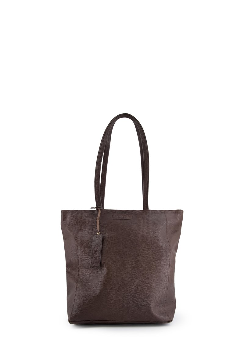 Braune Leder-Henkeltasche mit strukturierter Oberfläche, zwei langen Griffen und rechteckiger Form, mit einem kleinen Markenanhänger.