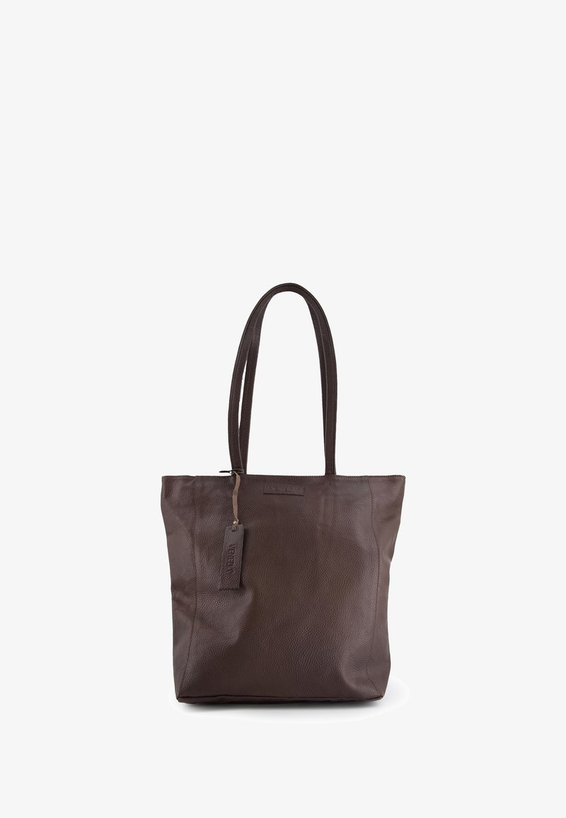 Braune Leder-Henkeltasche mit strukturierter Oberfläche, zwei langen Griffen und rechteckiger Form, mit einem kleinen Markenanhänger.