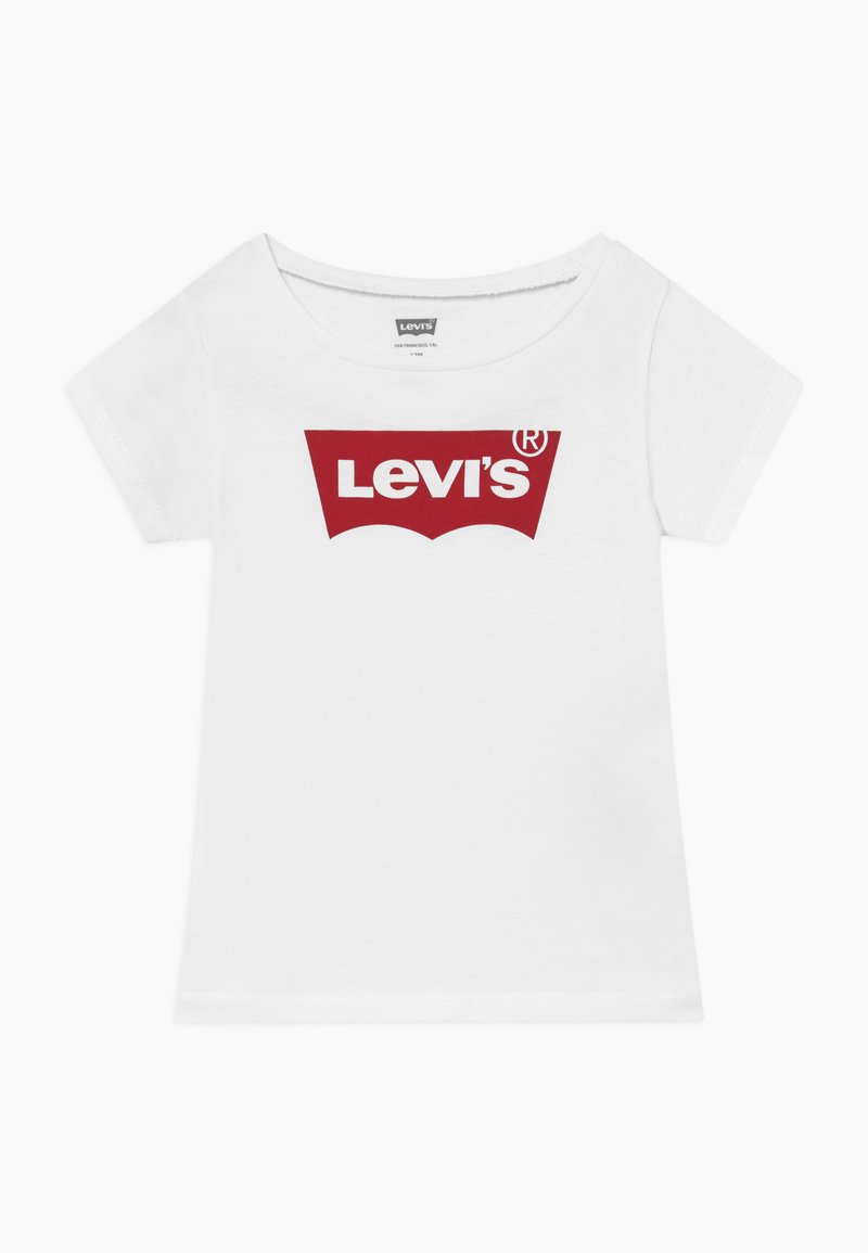 Camiseta blanca de algodón de manga corta, que presenta un gran logo rojo de Levi's en la parte delantera con forma de ala de murciélago.