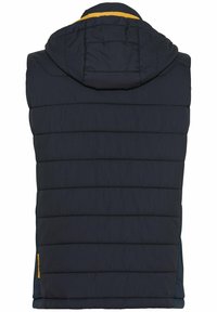 Námořnická puffer vesta s kapucí, s vodorovně prošívanými sekcemi, žlutým akcentem na krku a bočními kapsami. Lehká a texturovaná látka.