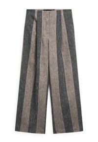 Pantalon à jambes larges avec de larges rayures verticales en tissu de lin alternant gris foncé et beige.