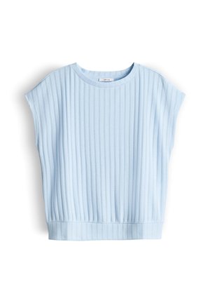 Hellblaues, kurzärmeliges, geripptes Strickoberteil mit rundem Ausschnitt und tailliertem Bund, flach auf weißem Hintergrund liegend.