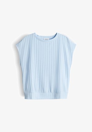 Hellblaues, kurzärmeliges, geripptes Strickoberteil mit rundem Ausschnitt und tailliertem Bund, flach auf weißem Hintergrund liegend.