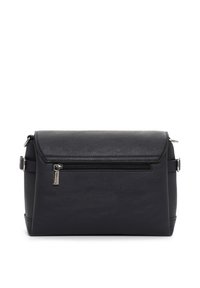 Borsa a tracolla in pelle nera con design piatto, dotata di una tasca frontale con zip e una tracolla regolabile. Texture liscia, hardware minimale.