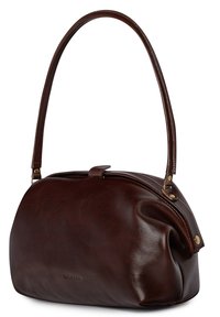 Ruda odinė rankinė su apvalia forma, ilgu dirželiu ir metaliniu užtrauktuku. Yra subtilių raukšlių ir auksinių detalių akcentai.