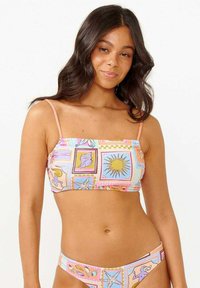 Conjunto de bikini colorido que presenta un top de escote cuadrado con tirantes finos y una parte inferior a juego. El patrón incluye conchas, soles y diseños abstractos.
