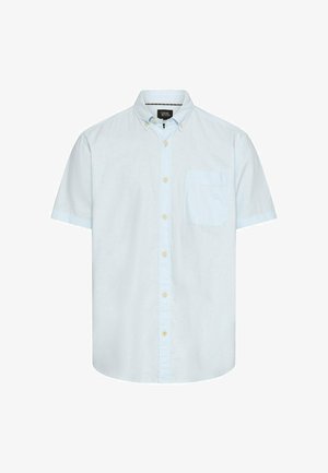 Jasnoniebieska koszula na krótkie rękawy zapinana na guziki, z kieszenią na piersi i kołnierzykiem zapinanym na guziki, ułożona płasko na białym tle.