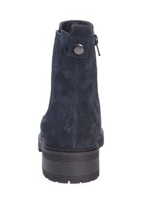 Stivaletti in suede blu navy con punta arrotondata, suola nera sottile e chiusura con zip, caratterizzati da un bottone decorativo sul retro.