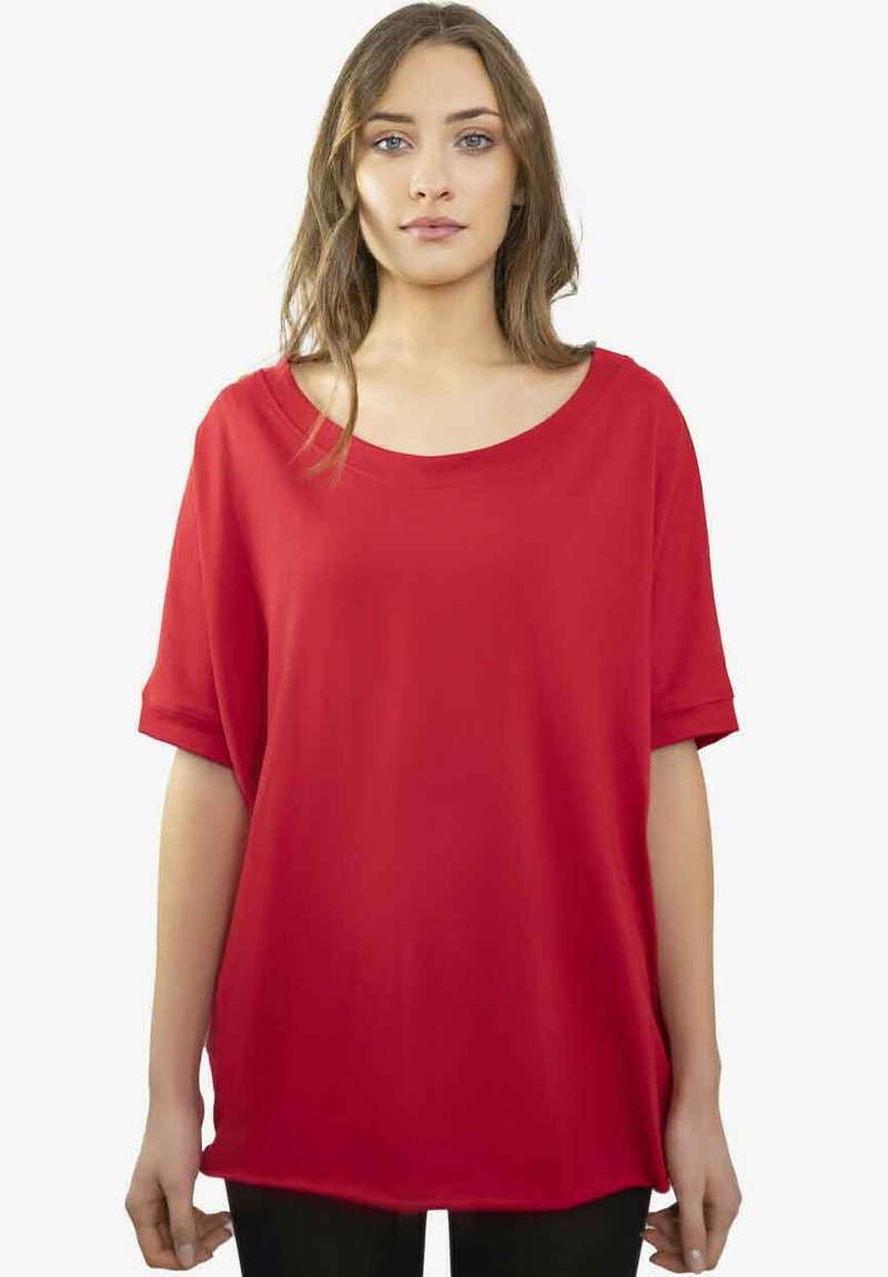 Czerwona, oversize'owa koszulka z miękkiego materiału, z szerokim dekoltem i krótkimi podwiniętymi rękawami, o gładkiej fakturze. Prosty design.