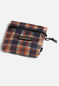 Pochette zippée en tartan aux nuances orange, marine et crème ; matériau résistant à l'eau ; dotée d'un patch de marque et d'un cordon de fermeture.