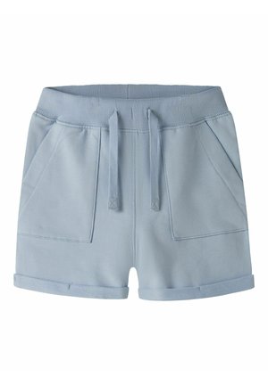 Pantalones cortos de mezcla de algodón azul claro con cintura elástica y cuerda de ajuste. Cuenta con dos bolsillos laterales y un dobladillo enrollado. Textura suave.