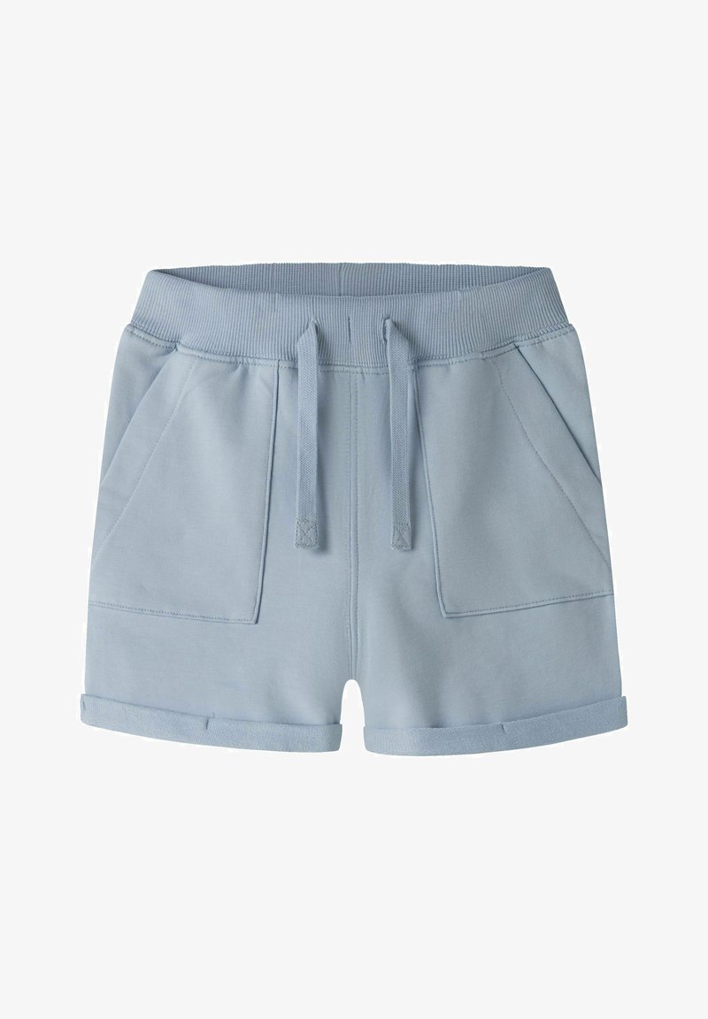 Ανοιχτό μπλε σορτσάκι από βαμβακερό μείγμα με ελαστική μέση και κορδόνι. Διαθέτει δύο πλαϊνές τσέπες και γυριστό στρίφωμα. Λείος υφάσματος.