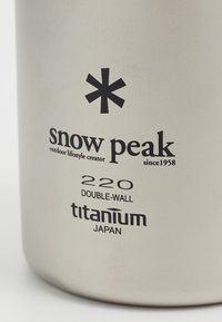 Conteneur en titane à double paroi avec une finition argentée mate. Comprend un texte noir avec "Snow Peak" et "220" au-dessus du logo étoile.