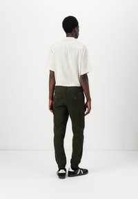 Jack & Jones JPSTPAUL FLAKE - Pantalones cargo - rosin