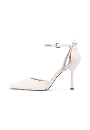 Décolleté in pelle bianca con tacco alto, punta appuntita, cinturino alla caviglia con dettagli in glitter argentati e tacco stiletto sottile.