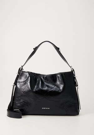 Sac à épaule en cuir noir brillant avec poignée supérieure, sangle réglable et logo argenté "JOOP! JEANS" au centre avant.