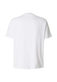 Camiseta blanca de algodón con cuello redondo y mangas cortas. La parte trasera presenta un diseño liso con dobladillo recto. Sin estampados ni gráficos.