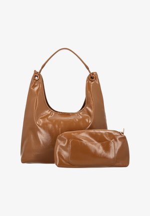 Bruine glanzende leren handtas met een bijpassend klein ritszakje voorop tegen een witte achtergrond.