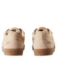 Beżowe sneakersy z teksturowanej zamszowej i gładkiej syntetycznej cholewki, z wyściełanym kołnierzem, pomarańczowymi akcentami i brązową gumową podeszwą.