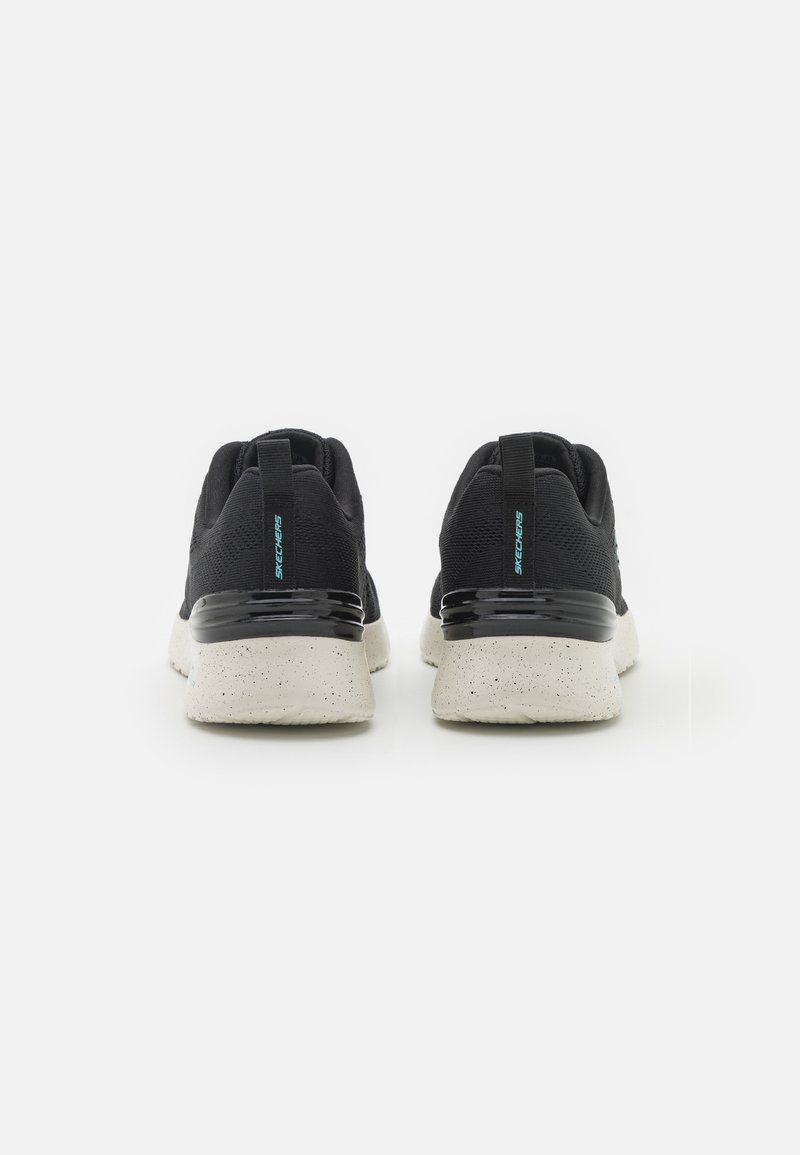 Zwarte sportschoenen met een gestructureerd bovenwerk, voorzien van een zwarte glanzende hielclip en een gespikkelde witte zool. Minimalistisch ontwerp met een discrète merkl logo.