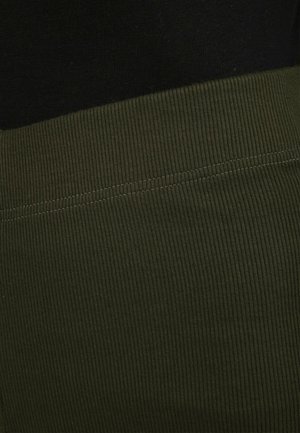 Fekete és olívazöld bordázott textília, mely sima textúrákat mutat, és kontrasztos, széles derékpánttal rendelkezik, kiemelve a függőleges vonalakat a dizájnban.