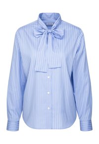 Himmelbluse mit langen Ärmeln in Hellblau, weißen vertikalen Streifen, vorderer Knopfleiste und einer großen Schleife, die am Hals gebunden ist.