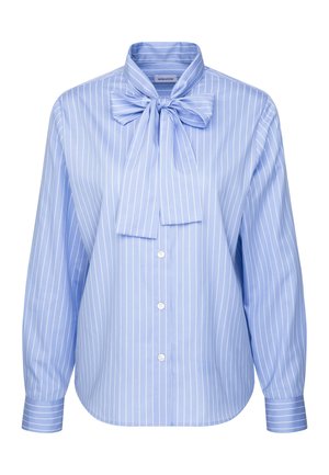 Himmelbluse mit langen Ärmeln in Hellblau, weißen vertikalen Streifen, vorderer Knopfleiste und einer großen Schleife, die am Hals gebunden ist.
