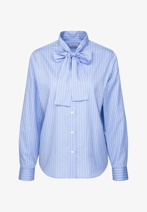 Blusa a maniche lunghe blu chiaro con strisce verticali bianche, bottoni frontali e un grande fiocco legato al collo.