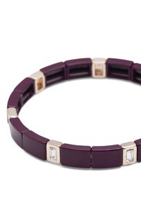 Brazalete rectangular morado con eslabones brillantes que alternan con detalles metálicos y piedras rectangulares transparentes incrustadas en monturas de tono dorado.