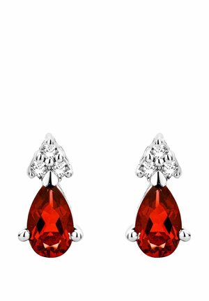 Rdeča draguljna uhanja v obliki kapljice, nastavljena v srebru z majhnimi prozornimi diamanti nad njimi. Gladka tekstura, refleksna površina.