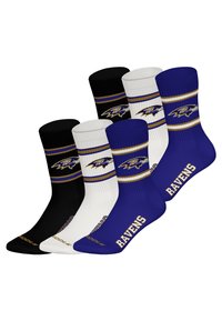 Drei Paar Sportsocken in Schwarz, Weiß und Lila mit Baltimore Ravens-Logo und Streifen, "Ravens"-Schriftzug auf den lilafarbenen Socken.