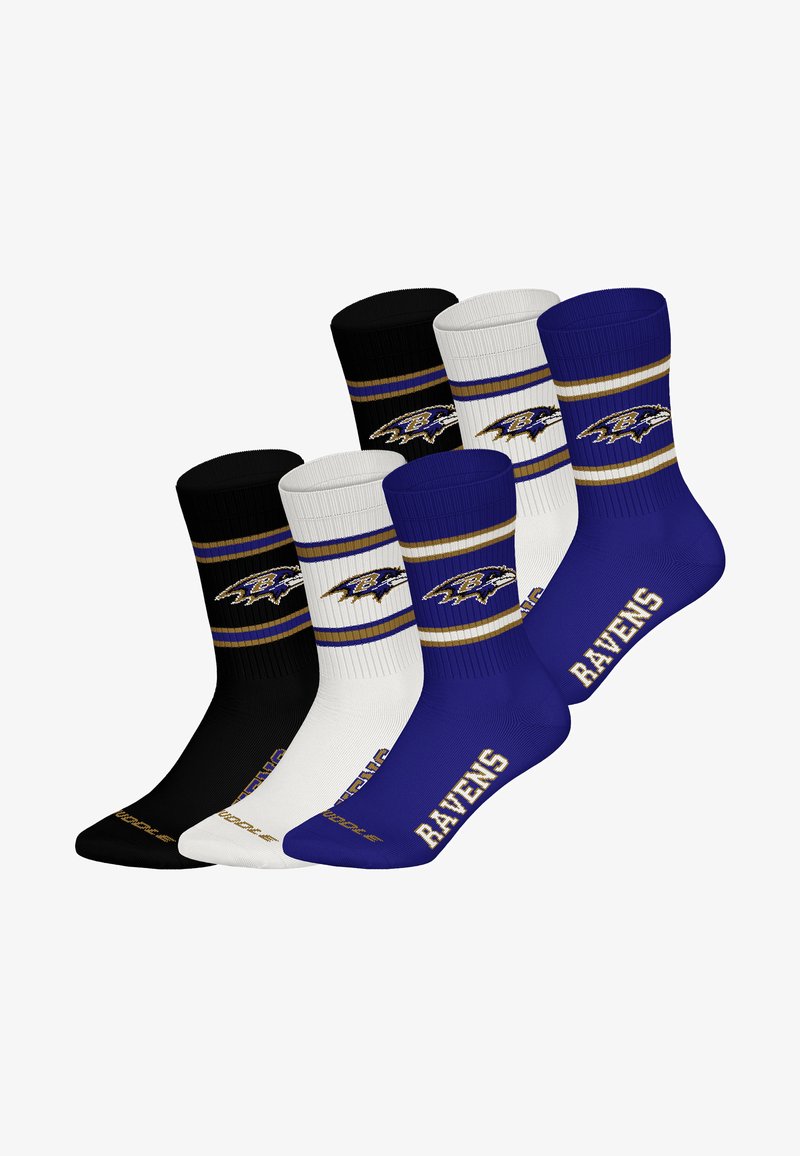 Drei Paar Sportsocken in Schwarz, Weiß und Lila mit Baltimore Ravens-Logo und Streifen, "Ravens"-Schriftzug auf den lilafarbenen Socken.