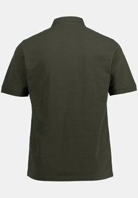 Polo à manches courtes en vert olive foncé, fabriqué en coton. Caractérisé par un col classique et un ourlet droit en bas.