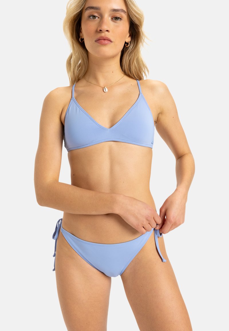 Világoskék bikini szett, háromszög alakú felsőrésszel és állítható oldalt megkötős alsó résszel, sima, rugalmas anyagból készült. Minimális hardver kiegészítők.