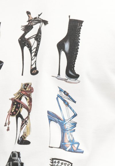 Τέσσερα εικονογραφημένα παπούτσια με ψηλό τακούνι: μαύρο με λουράκια, μαύρο πατινάζ με κορδόνια, περίτεχνο μαύρο με κόκκινο τύλιγμα και μπλε πλατφόρμα σανδάλι με λουράκια.