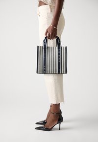 Ted Baker HARLLEE STRIPED SMALL CROSSBODY BAG - Käsilaukku - navy