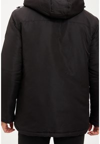 Černá péřová bunda s kapucí, s hladkým, matným povrchem a elastickými manžetami, se mírně nadměrným designem pro pohodlí.