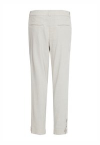 Pantalon beige clair raccourci avec poches passepoilées à l'arrière et poignets boutonnés, présenté de dos sur un fond blanc.