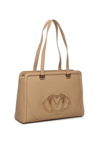 Borsa a tracolla in finta pelle beige con due lunghe cinghie, forma strutturata, dettaglio del logo in oro impresso e accenti di cucitura discreti.