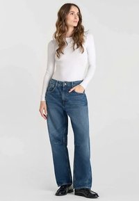 Blauwe spijkerbroek van denim met een losse pasvorm, een hoge taille en rechte pijpen. Voorzien van een klassiek ontwerp met vijf zakken en contrasterende stiksels.