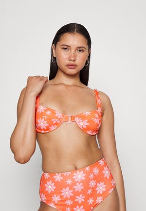 Conjunto de biquíni em duas peças com padrão de flores laranja e margaridas cor-de-rosa. O sutiã tem um design estruturado com alças ajustáveis e um fecho central.