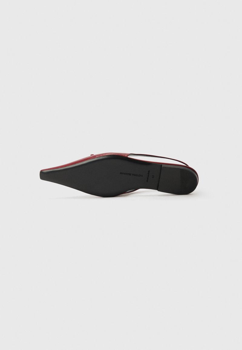 Rød højhælet sko med spids tå og slingback-strop. Glat læderoverdel med en sort gummisål. Minimalistisk design.