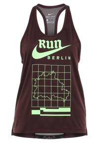 Ruskea urheilullinen toppi, jossa on verkko takana, ja siinä on vihreä graafinen kuva Berliinistä sekä sana "RUN" suurilla kirjaimilla.