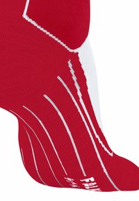 Calza sportiva rossa con strisce bianche, lavorazione a maglia testurizzata, tallone e punta rinforzati. Progettata per il comfort e il supporto durante le attività sportive.
