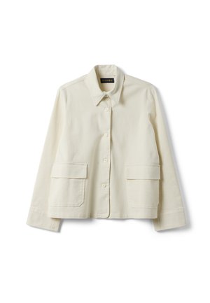 Chaqueta de manga larga color crema con botones delanteros, dos bolsillos grandes con solapa y un cuello puntiagudo, colocada sobre un fondo blanco.